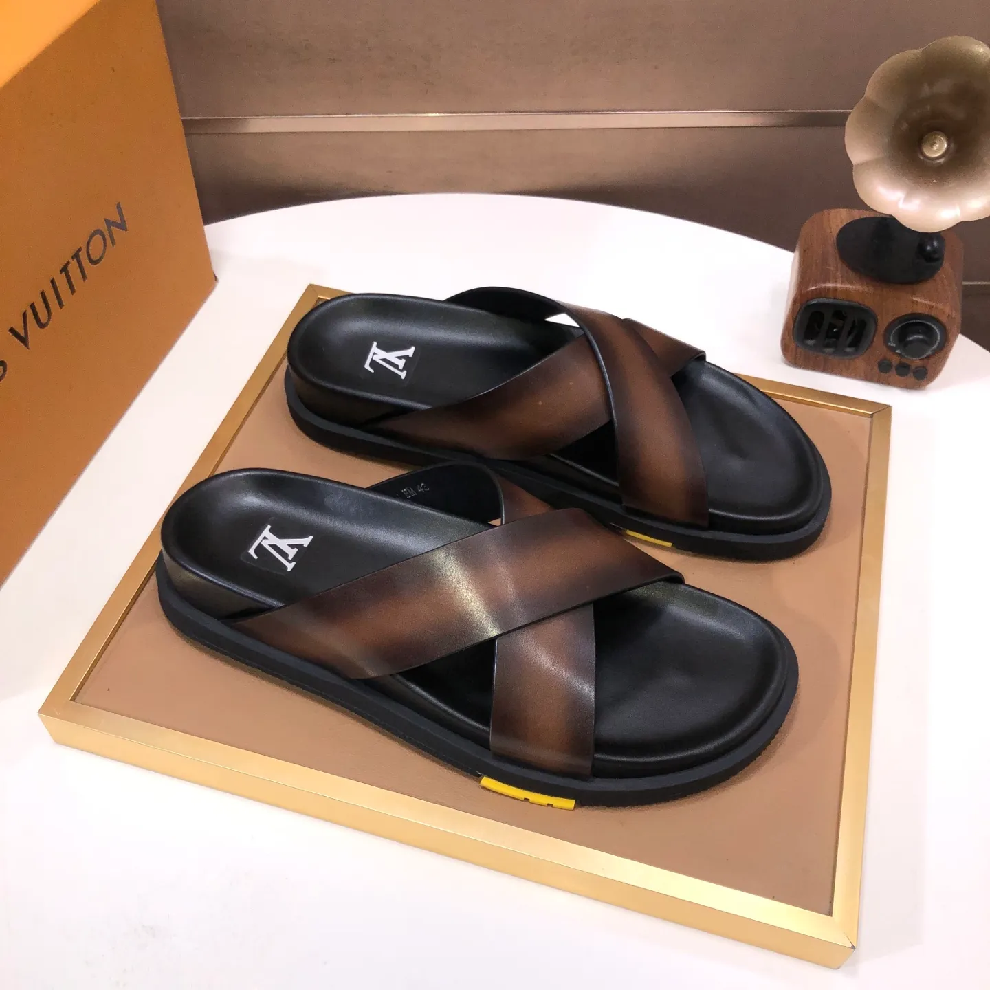 Men's shoes 💰400💰 [Louis Vuitton LV slippers] (high-end cowhide) counter 1:1 fashion style, a must-have for summer! The designer used LV’s iconic outsole. The original simple slippers instantly become fashionable! The upper is made of flexible special cowhide leather straps alternately, and the workmanship is exquisite! A must-have for stylish men in summer, size 38-45 (45 customized)